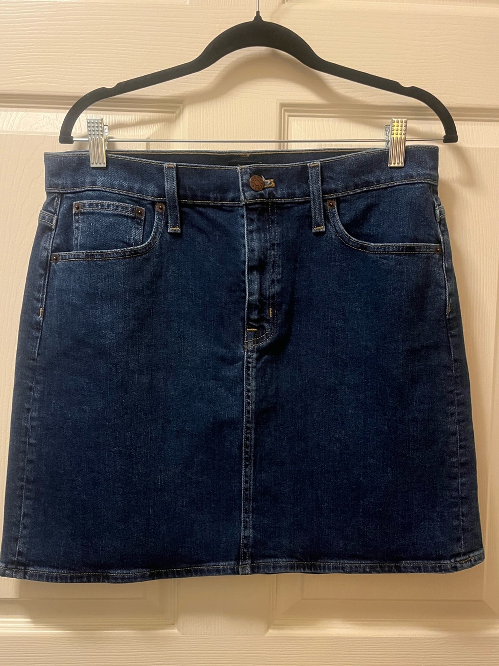 J Crew Women’s Denim 5pocket Blue Dark Wash Skirt Size 8. 17.5 in long Classic.‎
